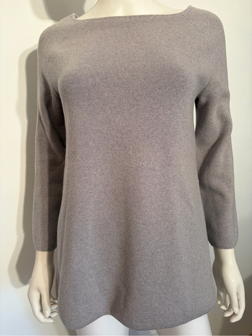#924 Tory Burch Scoop-neck Sweater in Gray. 90% of sweater 100% Merino Wool